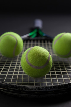网球拍上球的特写镜头