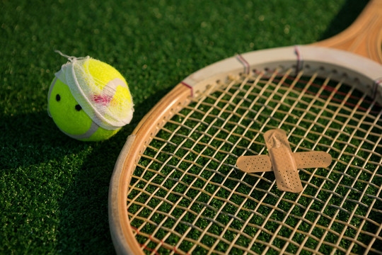 网球和球拍用绷带的特写镜头
