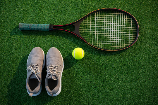 网球和运动鞋球拍俯视图