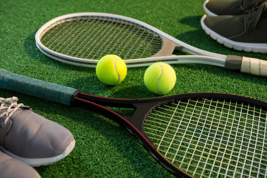 网球和运动鞋的网球拍特写镜头