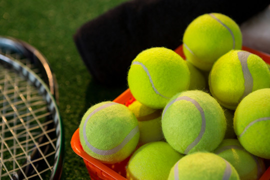 网球拍在篮中的特写镜头