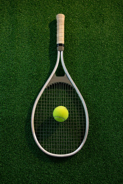 球拍和网球的正上方