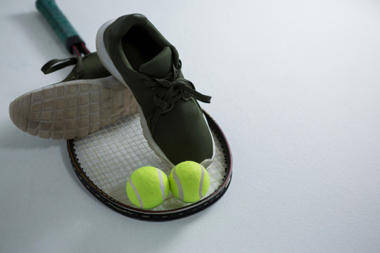 网球拍运动鞋的大角度视图