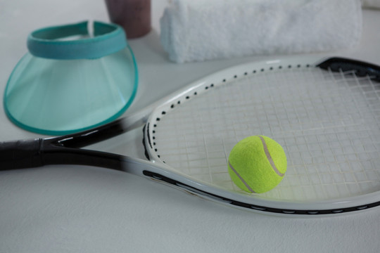 用遮阳板在球拍上观察网球