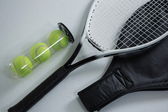 网球拍容器内球的大角度视图