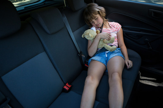 睡在汽车后座的少女