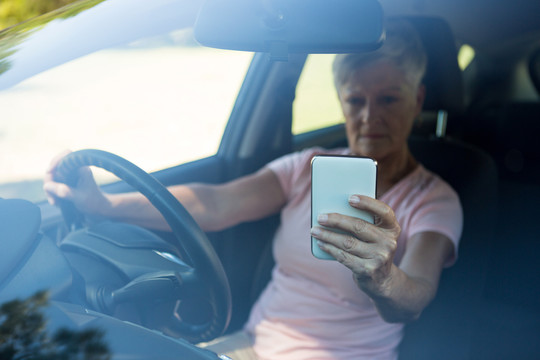 老年妇女开车时使用手机