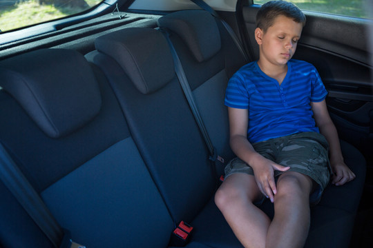 睡在车里的十几岁男孩
