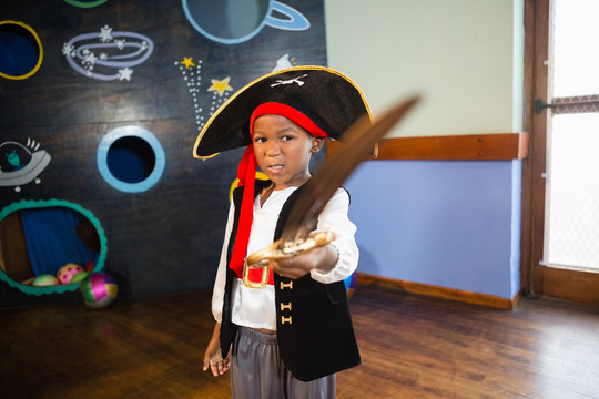 扮演海盗的男孩的肖像