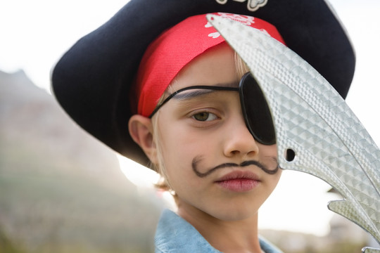 穿着海盗服装的男孩的特写肖像