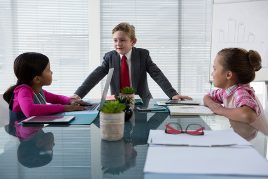 商务主管的孩子在开会时相互交流