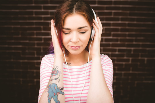 戴耳机听音乐的女人