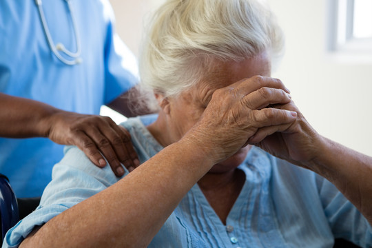 护士在养老院安慰老年妇女
