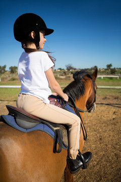 在牧场骑马的女孩