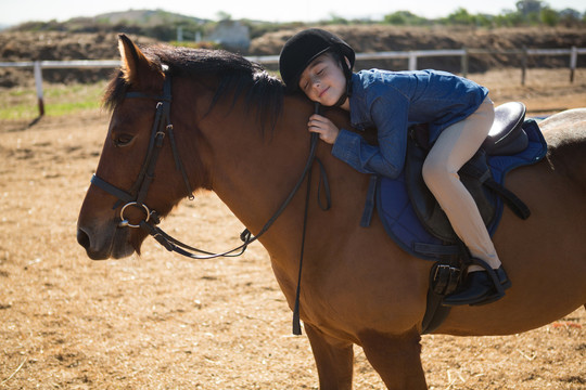 农场里抱着马的可爱女孩