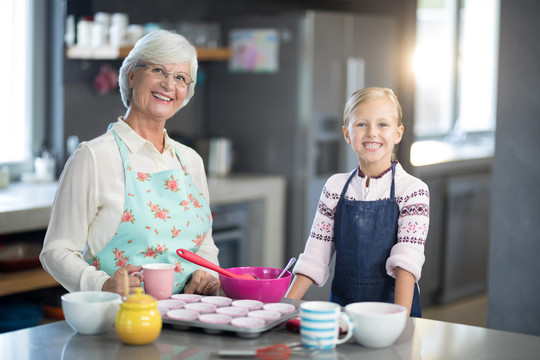 孙女和祖母站在厨房做美食