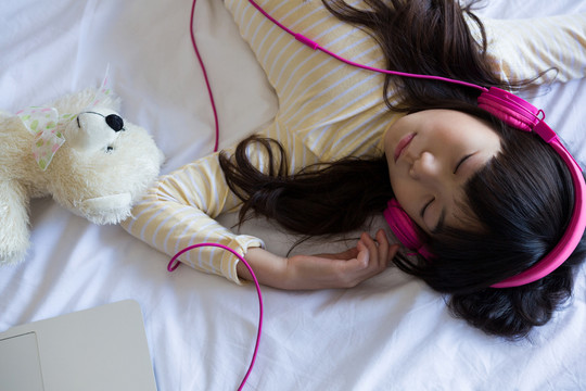 睡觉时听音乐的女孩