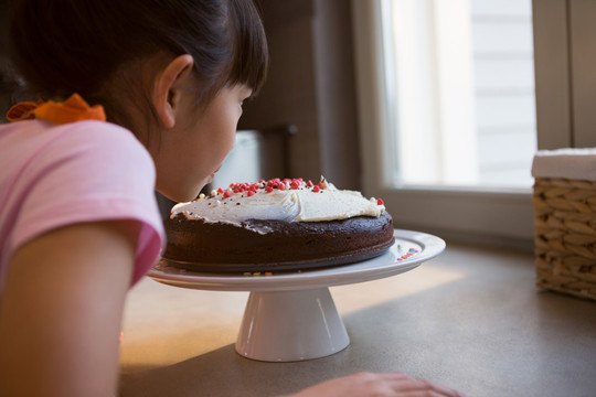 厨房柜台上做蛋糕的女孩