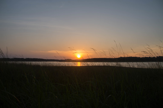 夕阳湖水