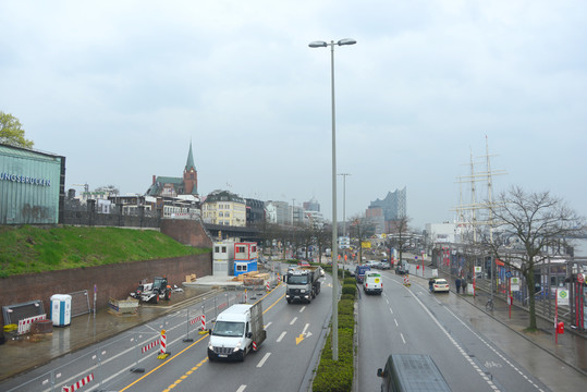阴雨中的德国汉堡港轮渡码头地区