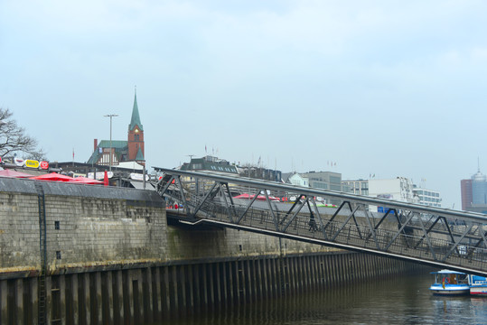 阴雨中的德国汉堡港轮渡码头地区