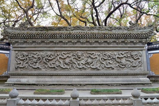 普陀山法雨寺的九龙壁正面
