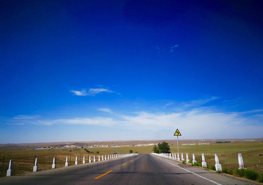 内蒙古草原的道路和蓝天白云