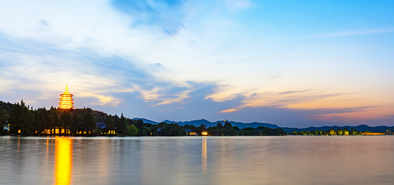 杭州西湖雷峰塔夜景