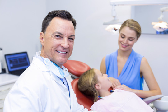 牙科诊所牙医与年轻患者的互动
