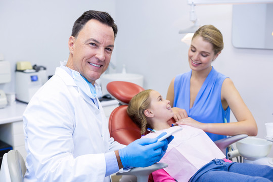 牙科诊所牙医与年轻患者的互动
