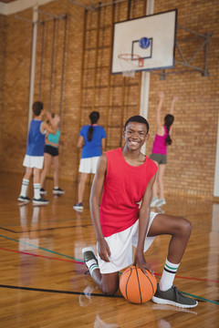 学生跪着打篮球的照片