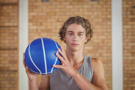 男孩在球场上打篮球