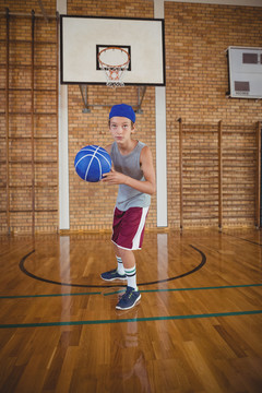 高中男孩在球场上打篮球