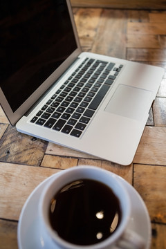 笔记本电脑和咖啡杯的特写镜头