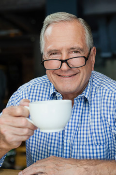 咖啡馆喝咖啡的快乐老人