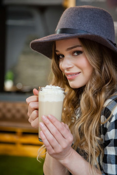年轻女子在咖啡店喝冷咖啡