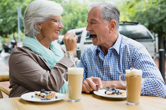 咖啡厅里幸福的老年夫妇