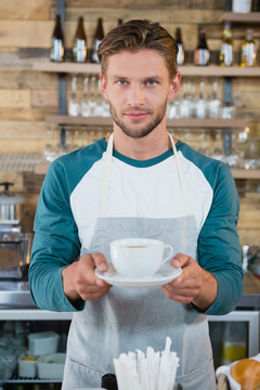 微笑的咖啡厅服务员