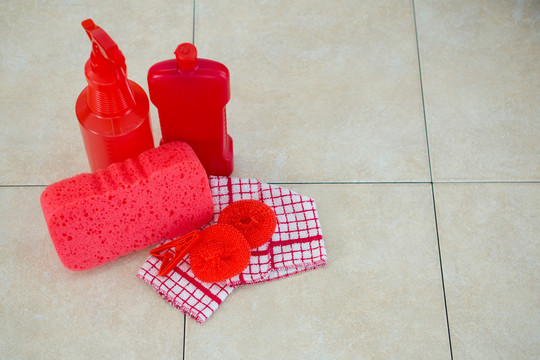 瓷砖地板上餐巾红色清洁产品