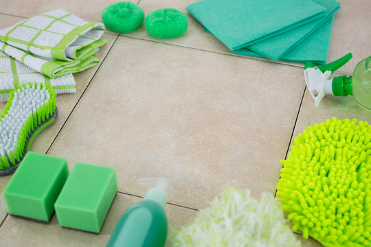 铺设在瓷砖地板上的绿色清洁产品