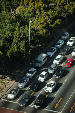 道路上汽车的大角度视图