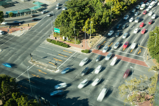 城市道路上汽车行驶的大角度视图