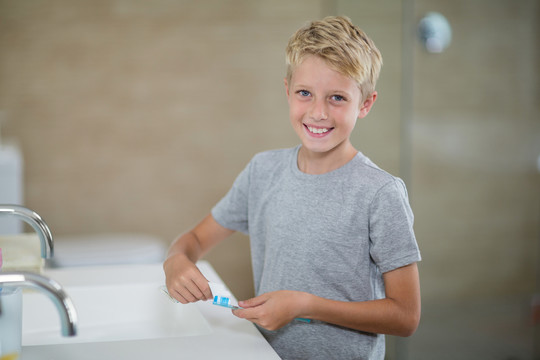 家里浴室刷牙膏男孩的画像