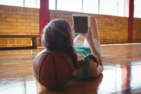 女子篮球运动员躺在地上