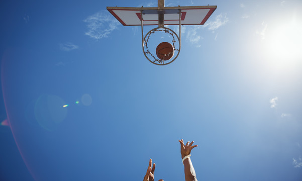 男孩在天空中打篮球的镜头