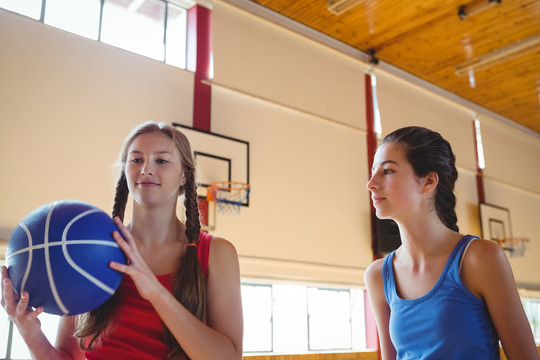 练习时看着朋友拿着篮球的女人