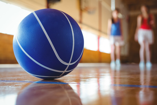 背景为女选手的蓝篮球特写镜头