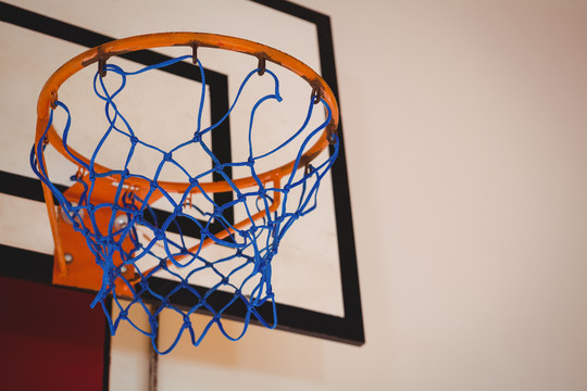 球场蓝篮篮球圈低角度视图