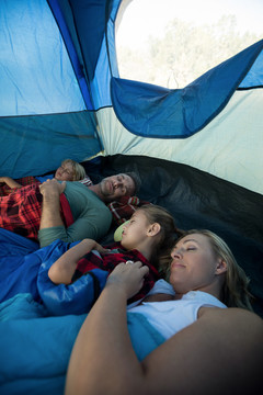 一家人在帐篷里安睡