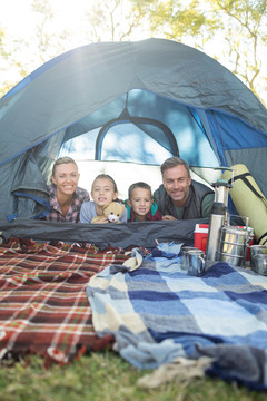帐篷里微笑的家人